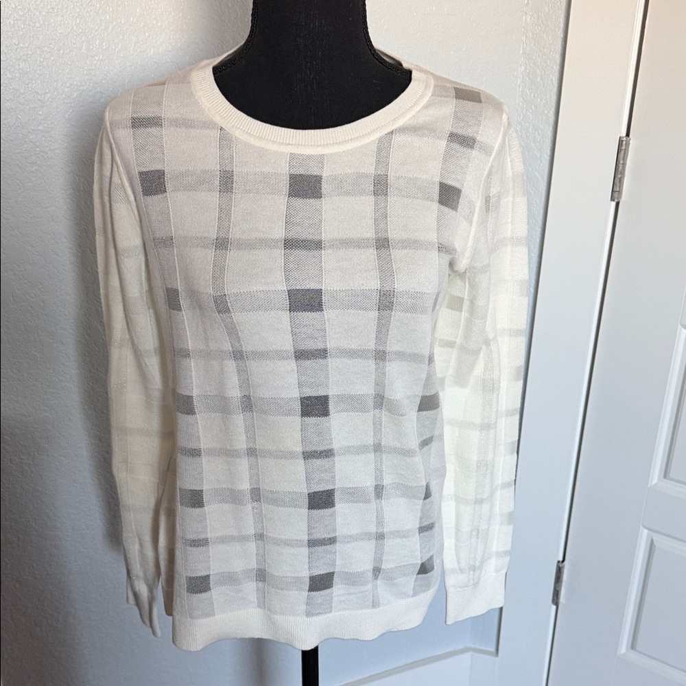Banana Republic woman’s sz Med. Winter white, long- sleeved,lightweight sweater.